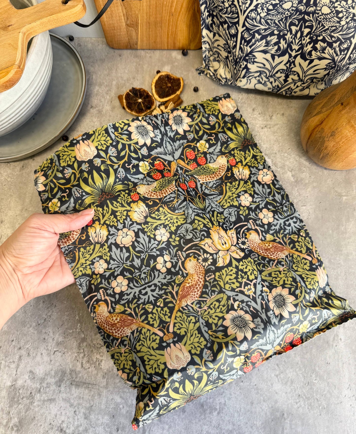 Beeswax Bag William Morris: Strawberry Thief