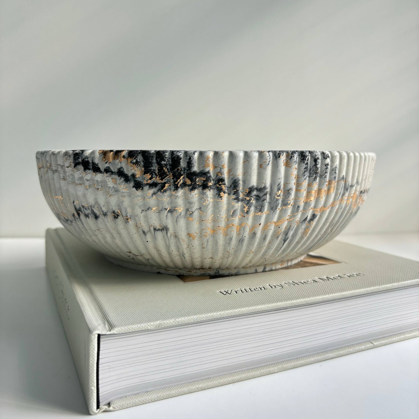 Temis- Fluted Bowl: Black Fusion Marble