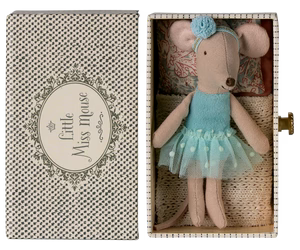 Dance mouse in daybed, Little sister