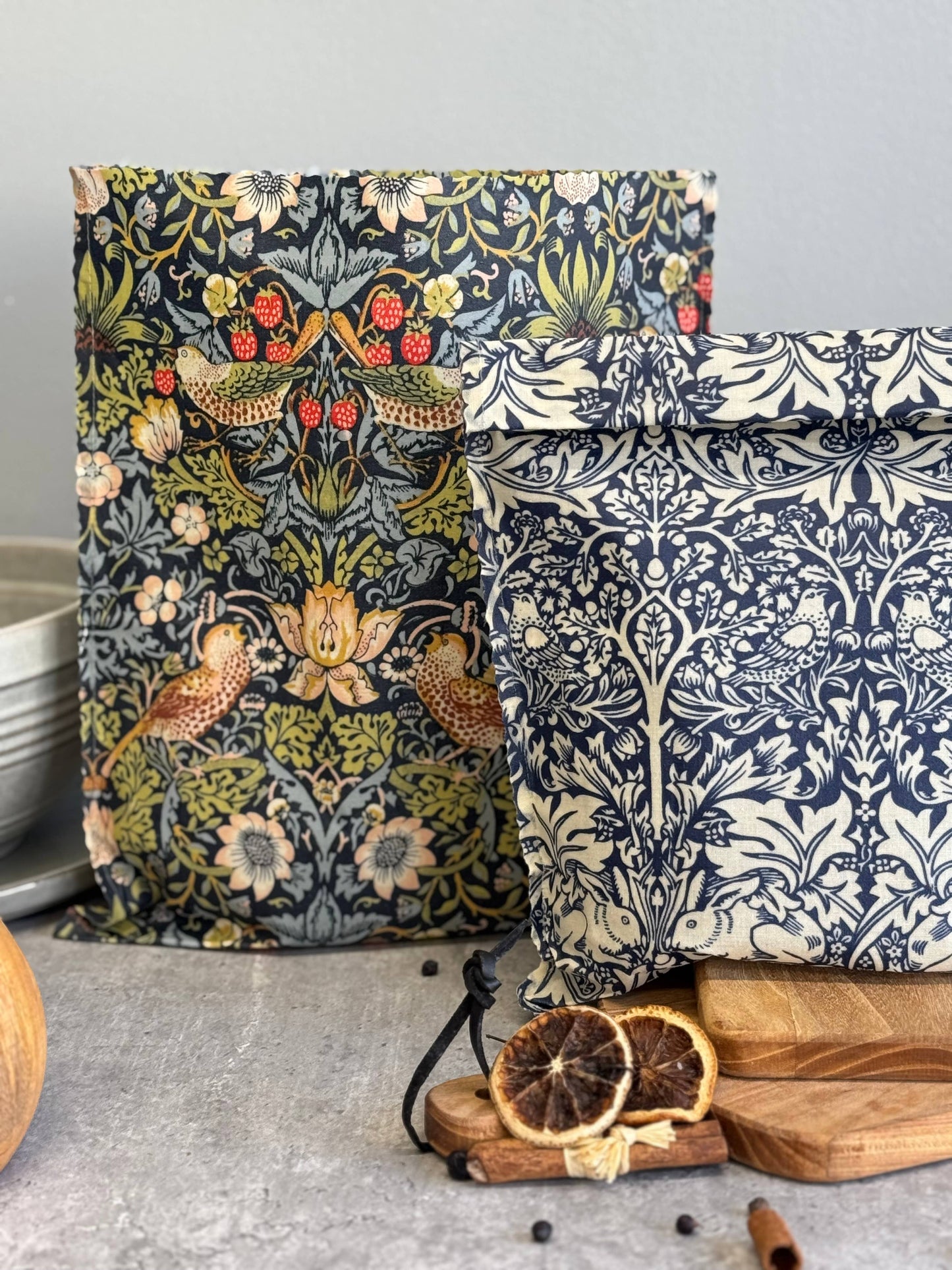 Beeswax Bag William Morris: Strawberry Thief