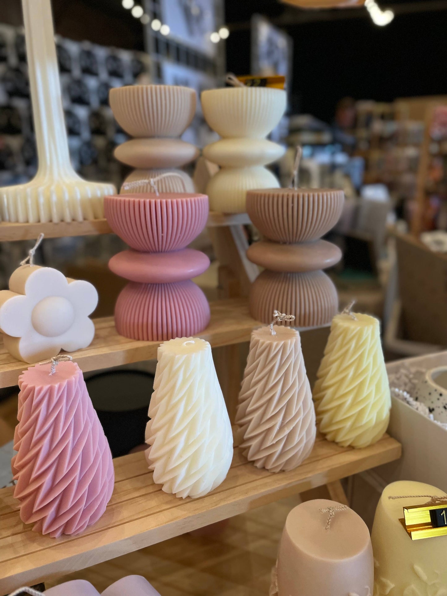 Pillar candle with flowers : Ivory