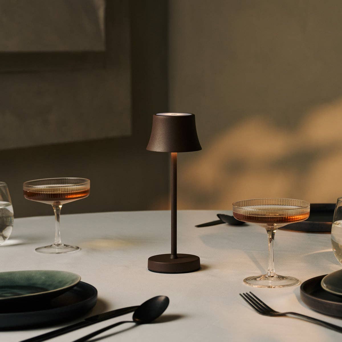De Pijp Mini Mocha Brown Rechargeable Table Lamp – Wireless Charging, Dimmable Lamp & 3 Light Colors