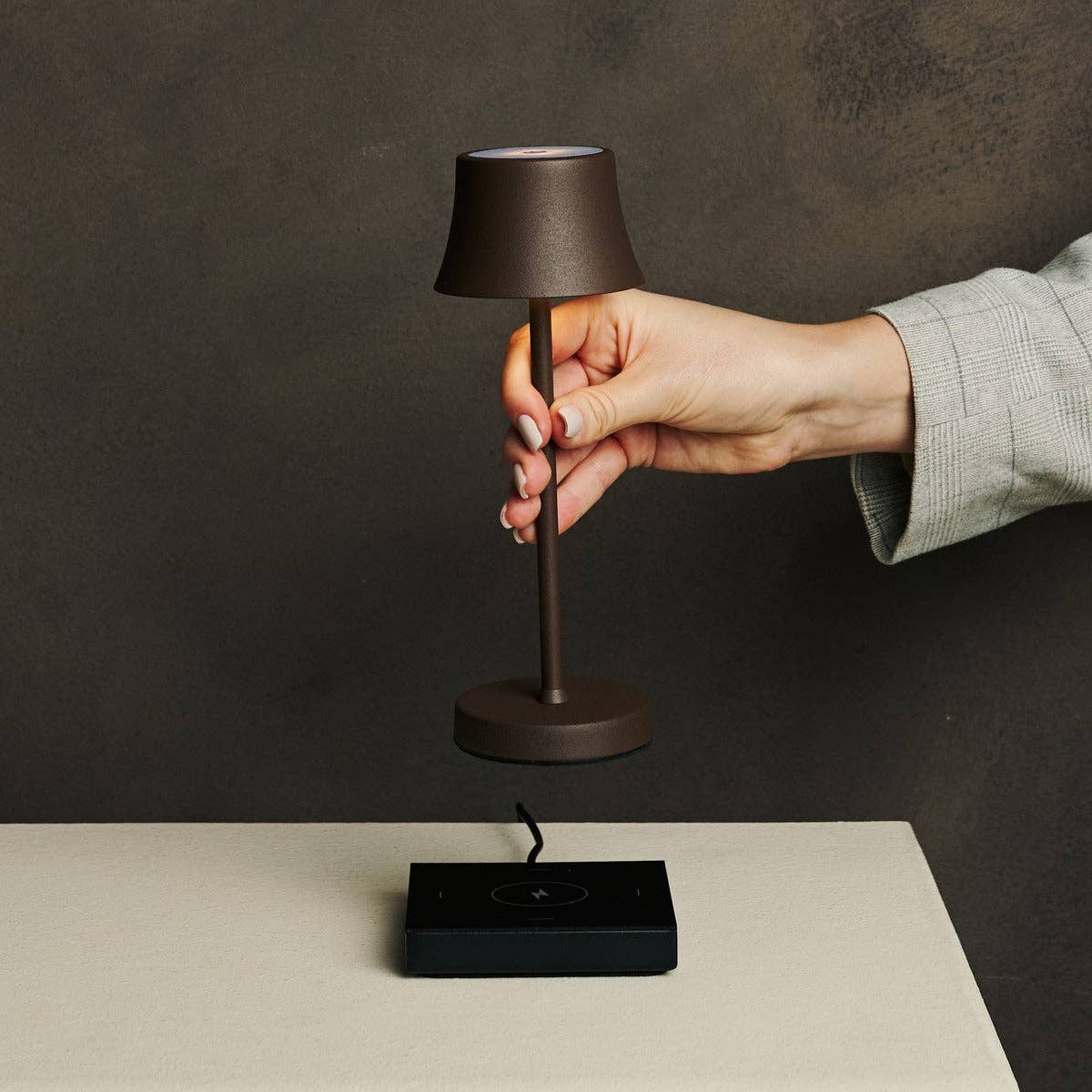 De Pijp Mini Mocha Brown Rechargeable Table Lamp – Wireless Charging, Dimmable Lamp & 3 Light Colors