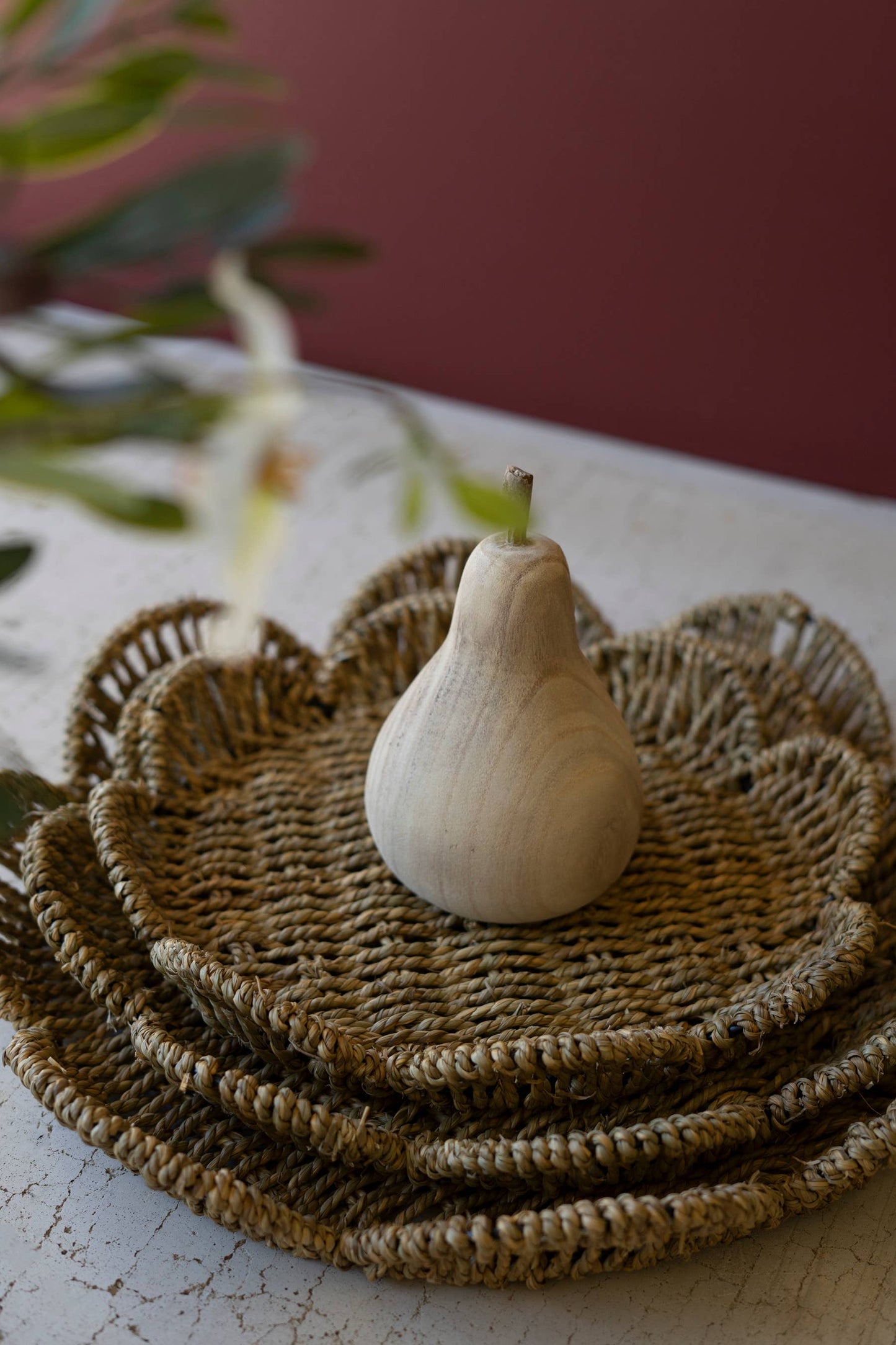 FLOWER SHAPED WOVEN SEAGRASS TRAYS: Brown
