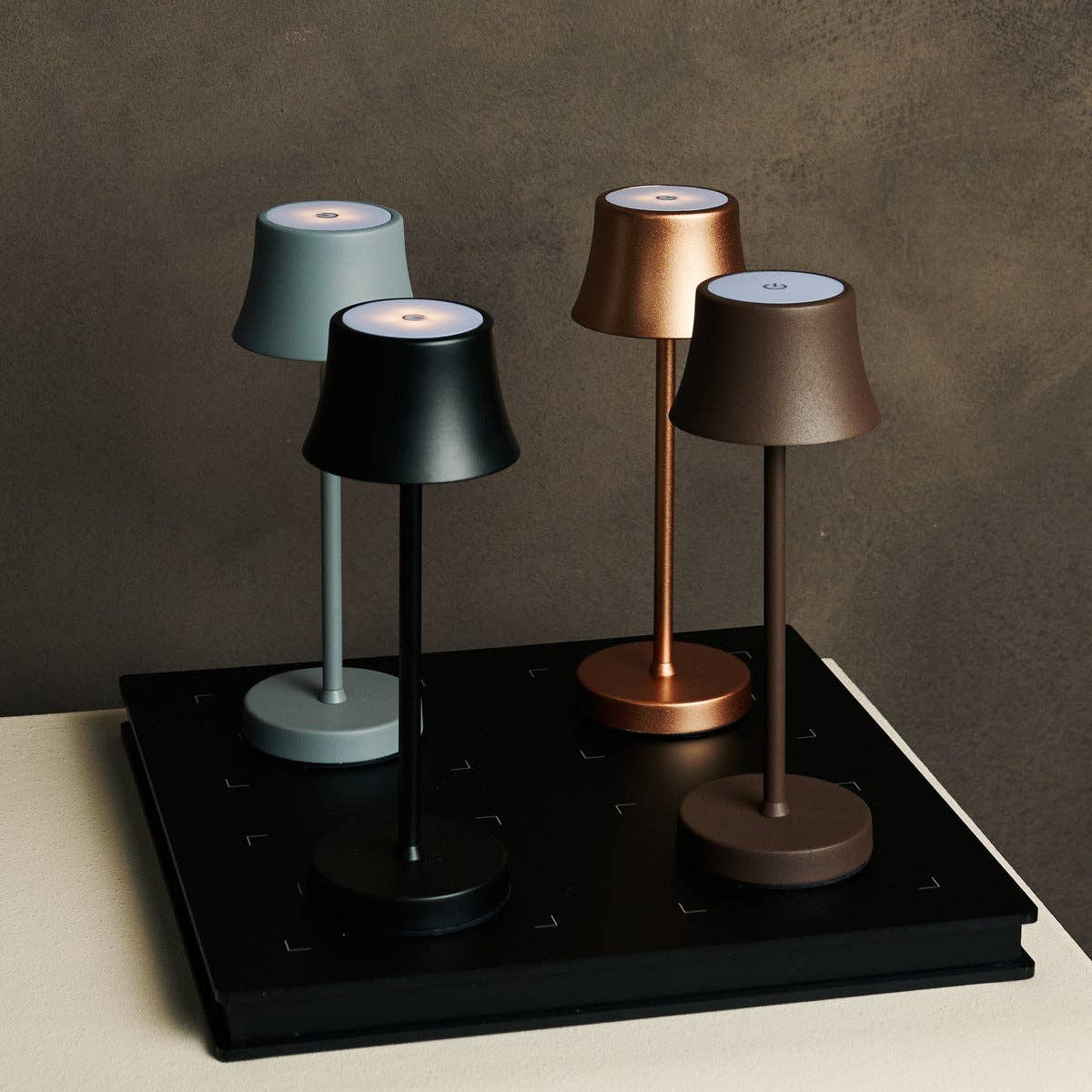 De Pijp Mini Mocha Brown Rechargeable Table Lamp – Wireless Charging, Dimmable Lamp & 3 Light Colors