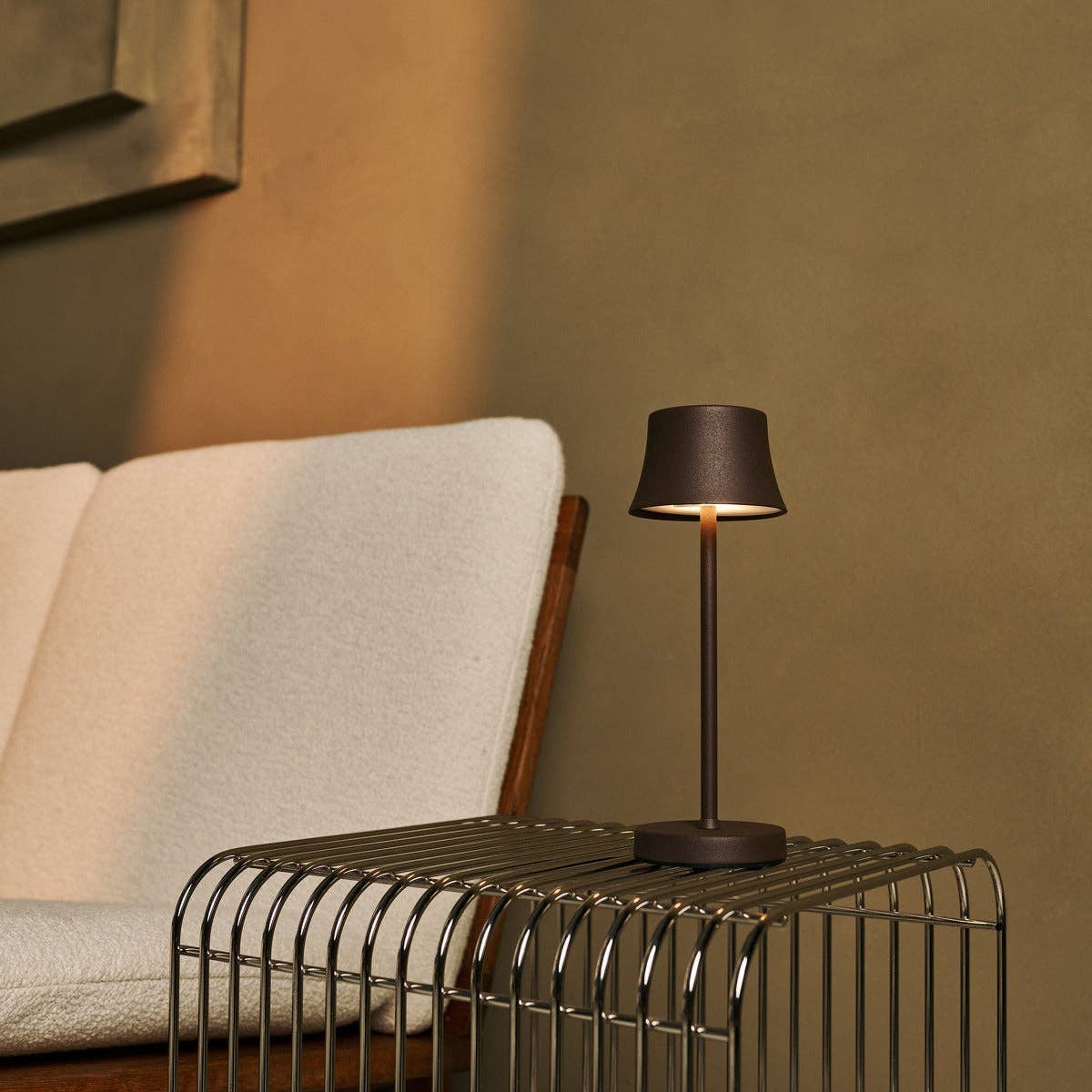 De Pijp Mini Mocha Brown Rechargeable Table Lamp – Wireless Charging, Dimmable Lamp & 3 Light Colors