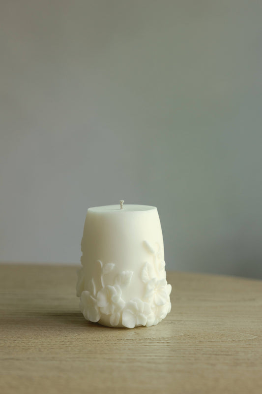 Pillar candle with  flowers : Ivory