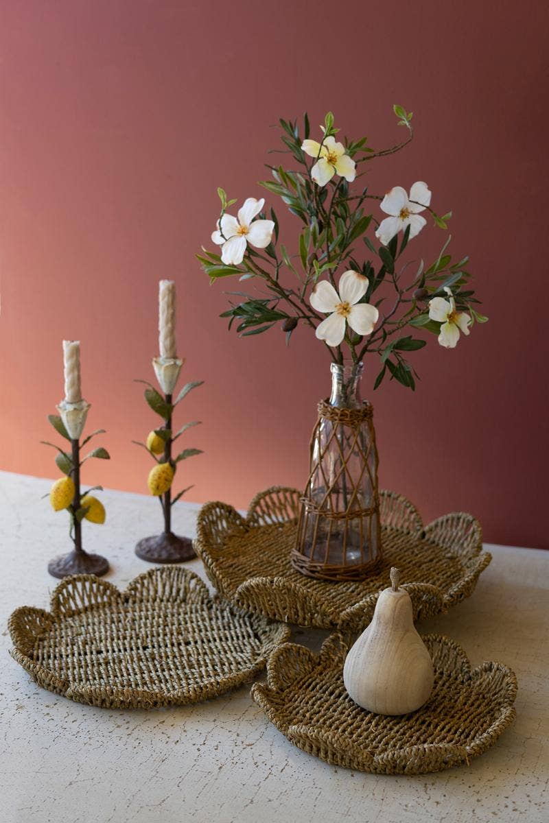 FLOWER SHAPED WOVEN SEAGRASS TRAYS: Brown
