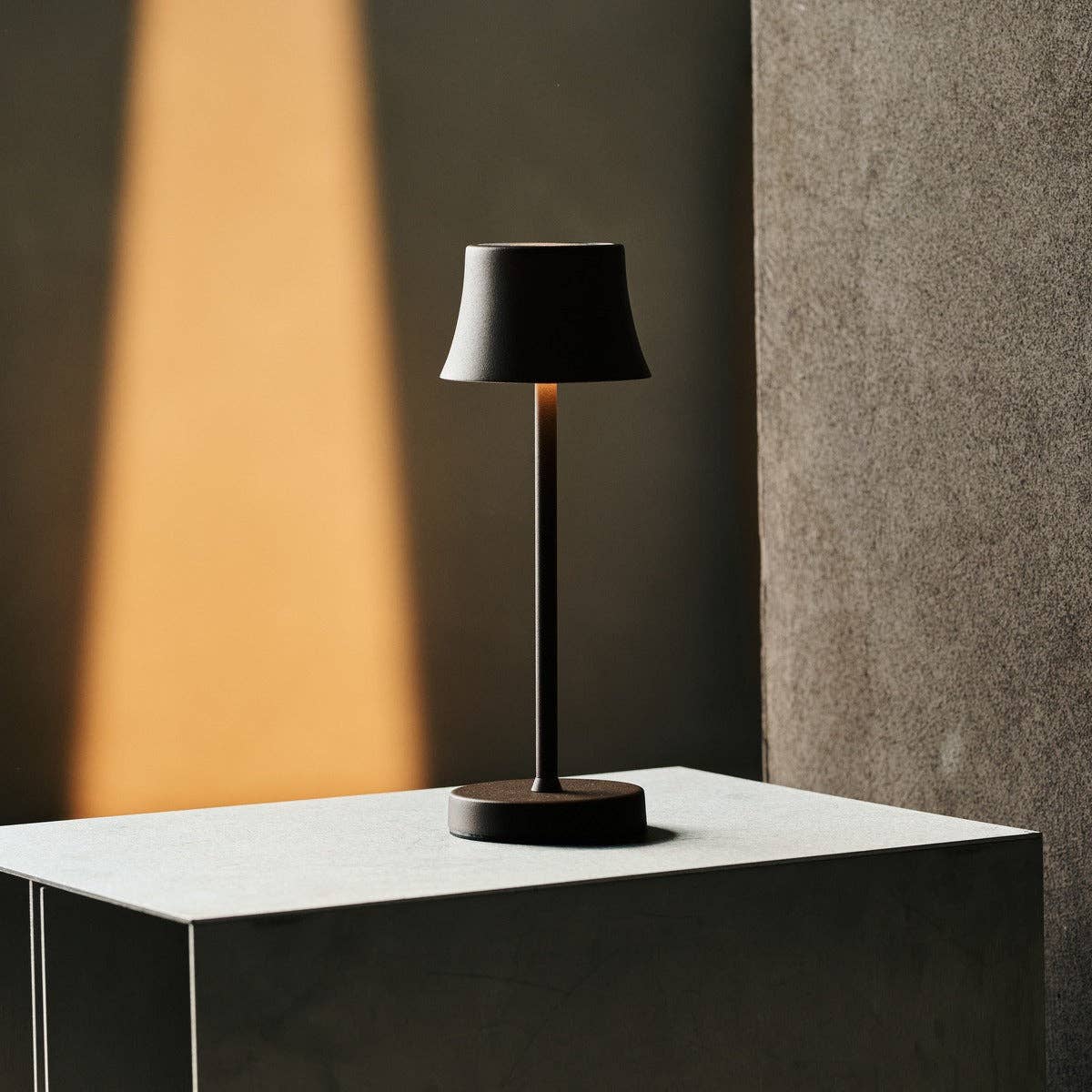 De Pijp Mini Mocha Brown Rechargeable Table Lamp – Wireless Charging, Dimmable Lamp & 3 Light Colors