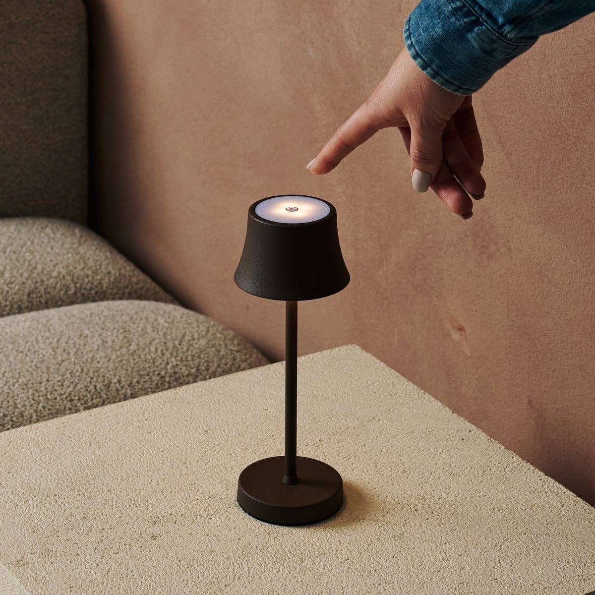 De Pijp Mini Mocha Brown Rechargeable Table Lamp – Wireless Charging, Dimmable Lamp & 3 Light Colors