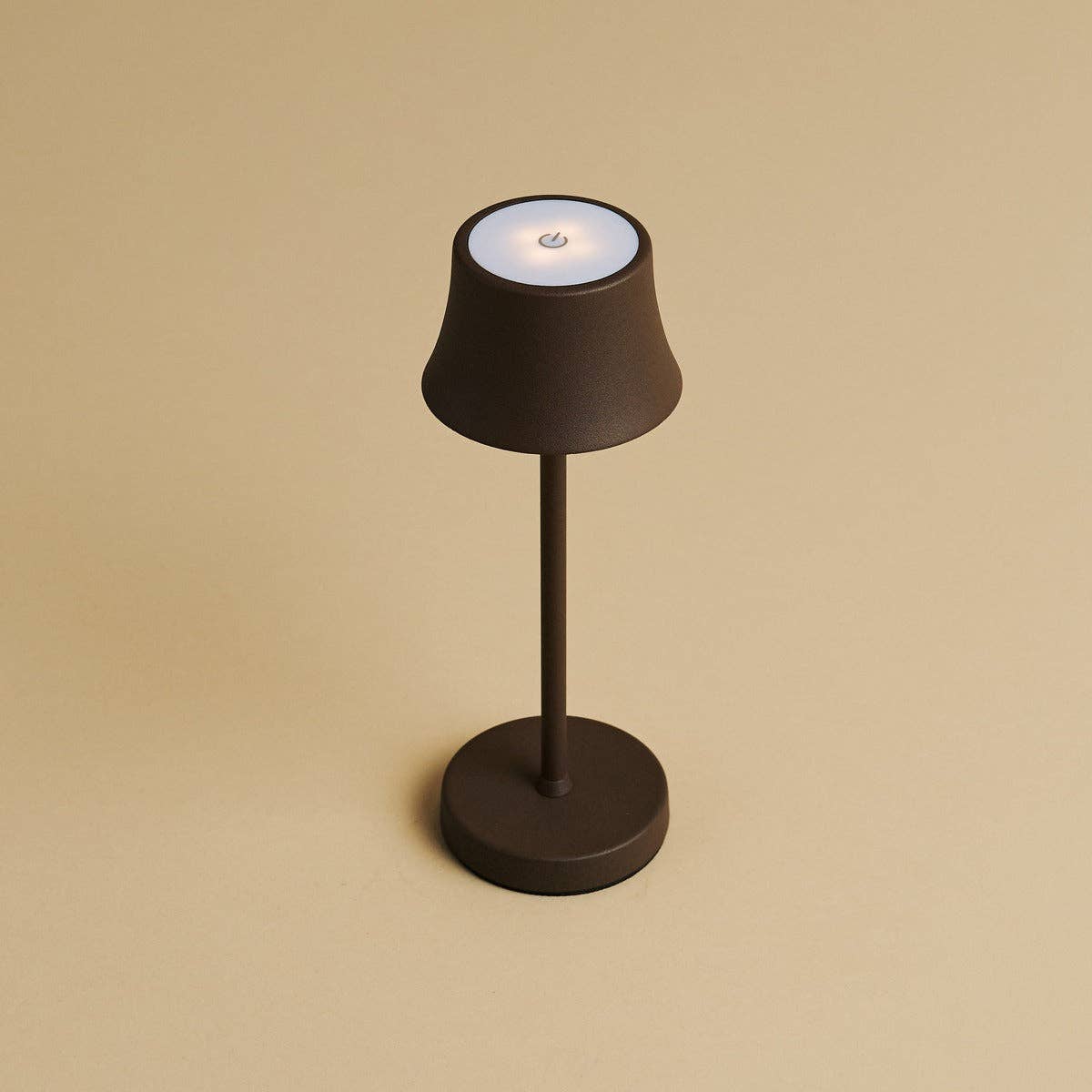 De Pijp Mini Mocha Brown Rechargeable Table Lamp – Wireless Charging, Dimmable Lamp & 3 Light Colors