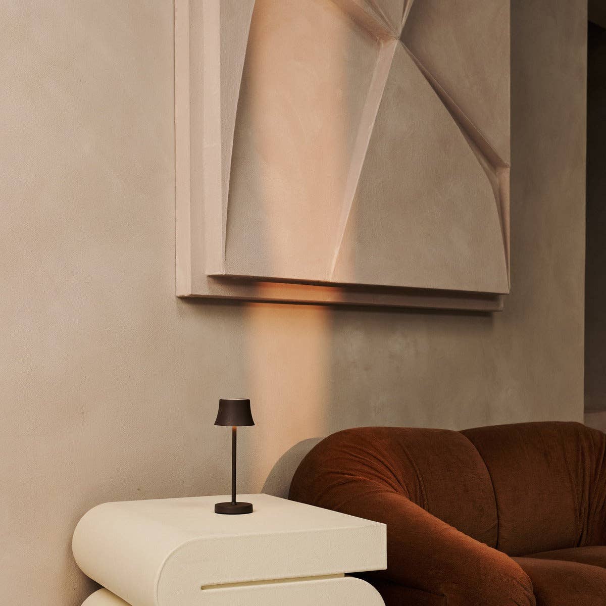 De Pijp Mini Mocha Brown Rechargeable Table Lamp – Wireless Charging, Dimmable Lamp & 3 Light Colors