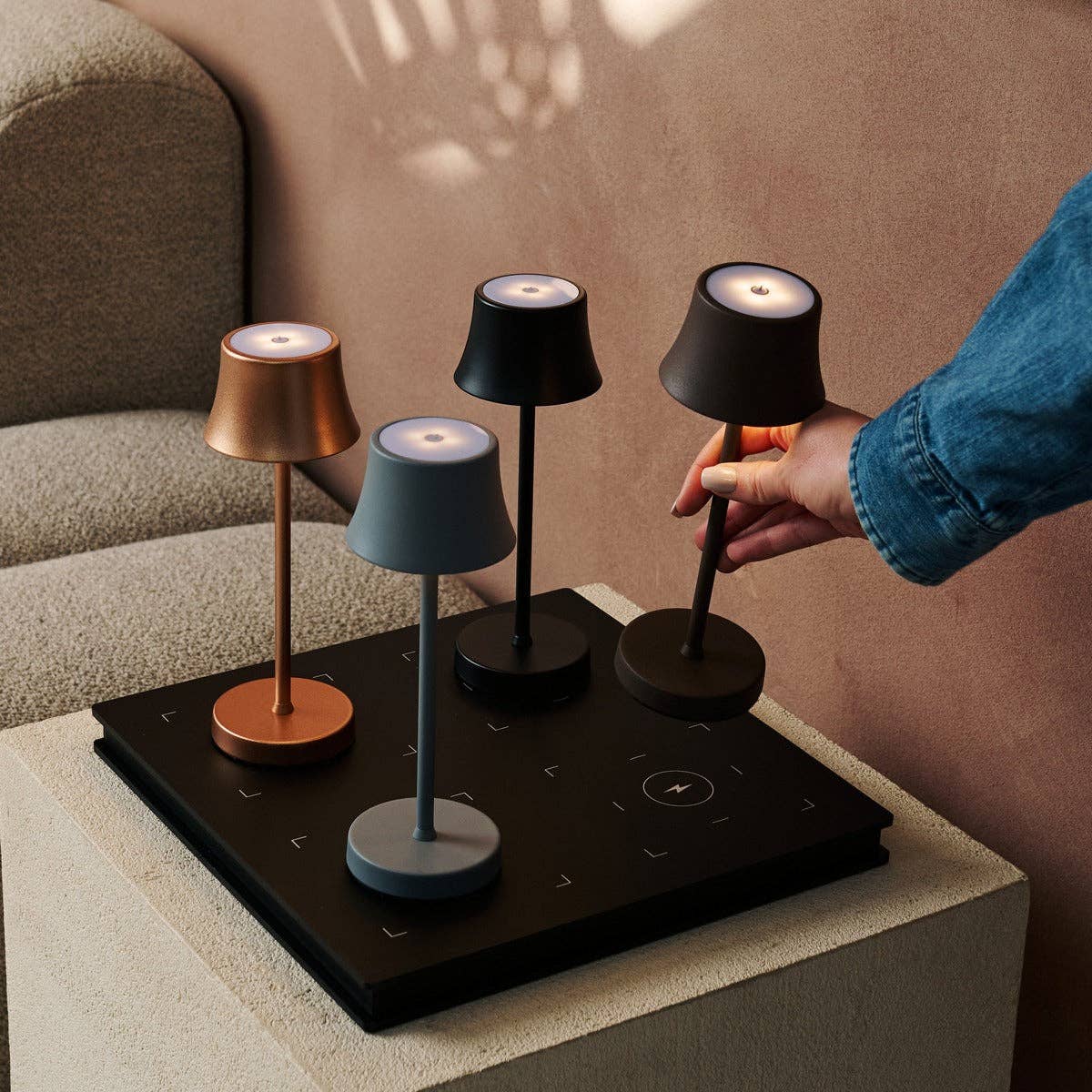 De Pijp Mini Mocha Brown Rechargeable Table Lamp – Wireless Charging, Dimmable Lamp & 3 Light Colors