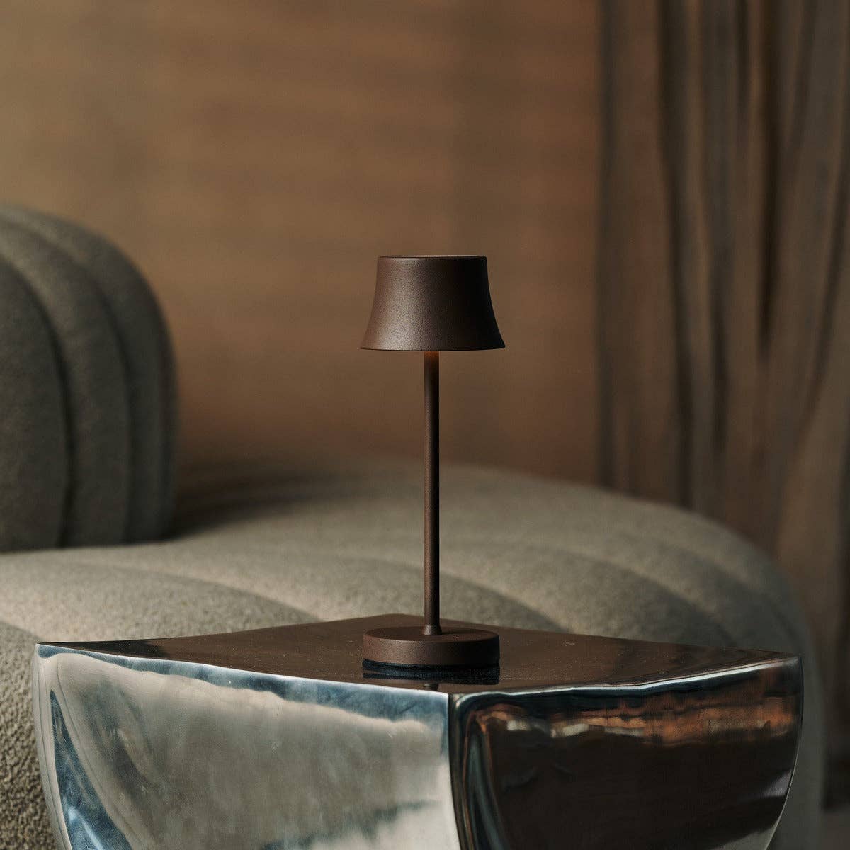 De Pijp Mini Mocha Brown Rechargeable Table Lamp – Wireless Charging, Dimmable Lamp & 3 Light Colors