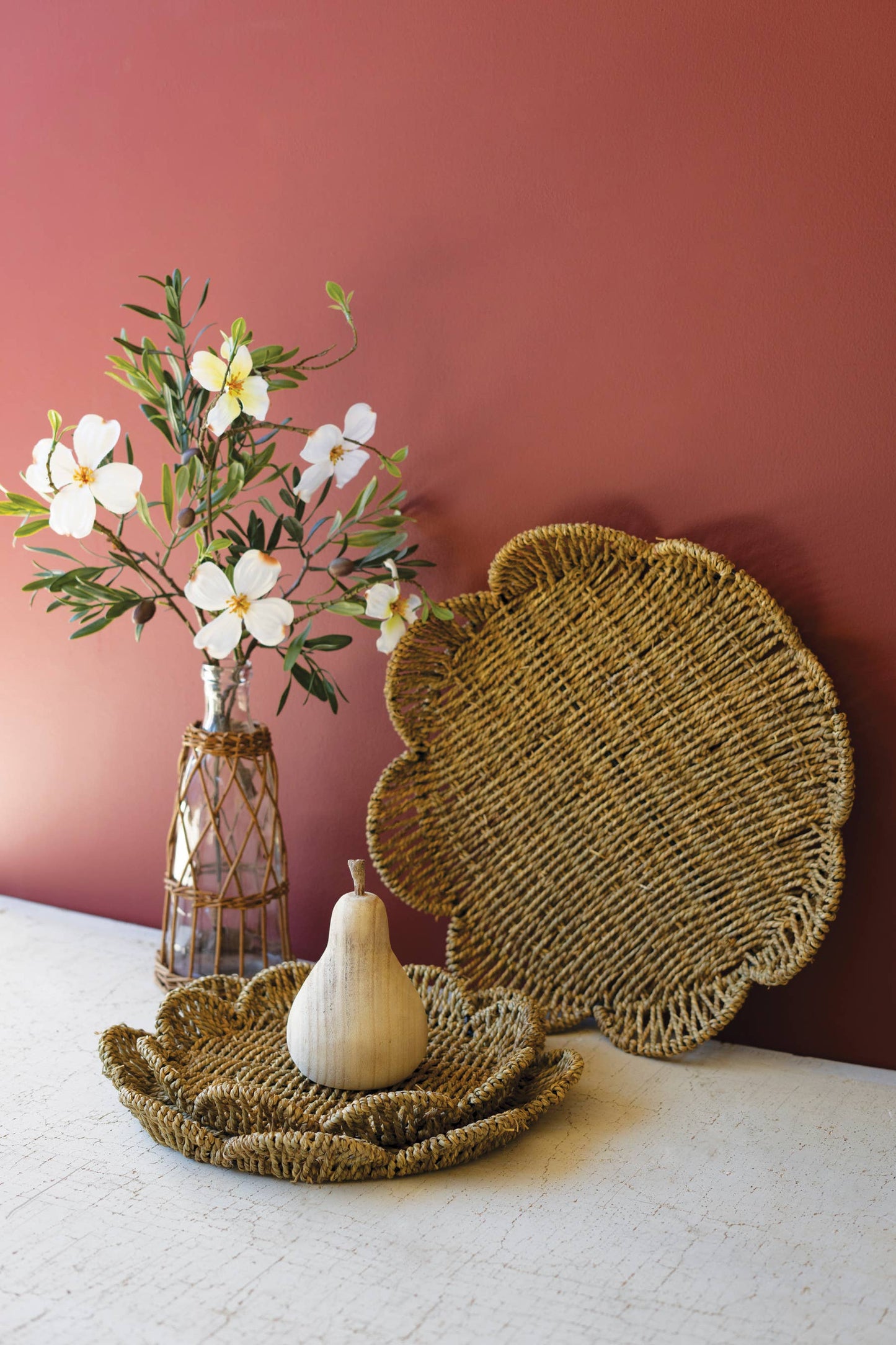 FLOWER SHAPED WOVEN SEAGRASS TRAYS: Brown