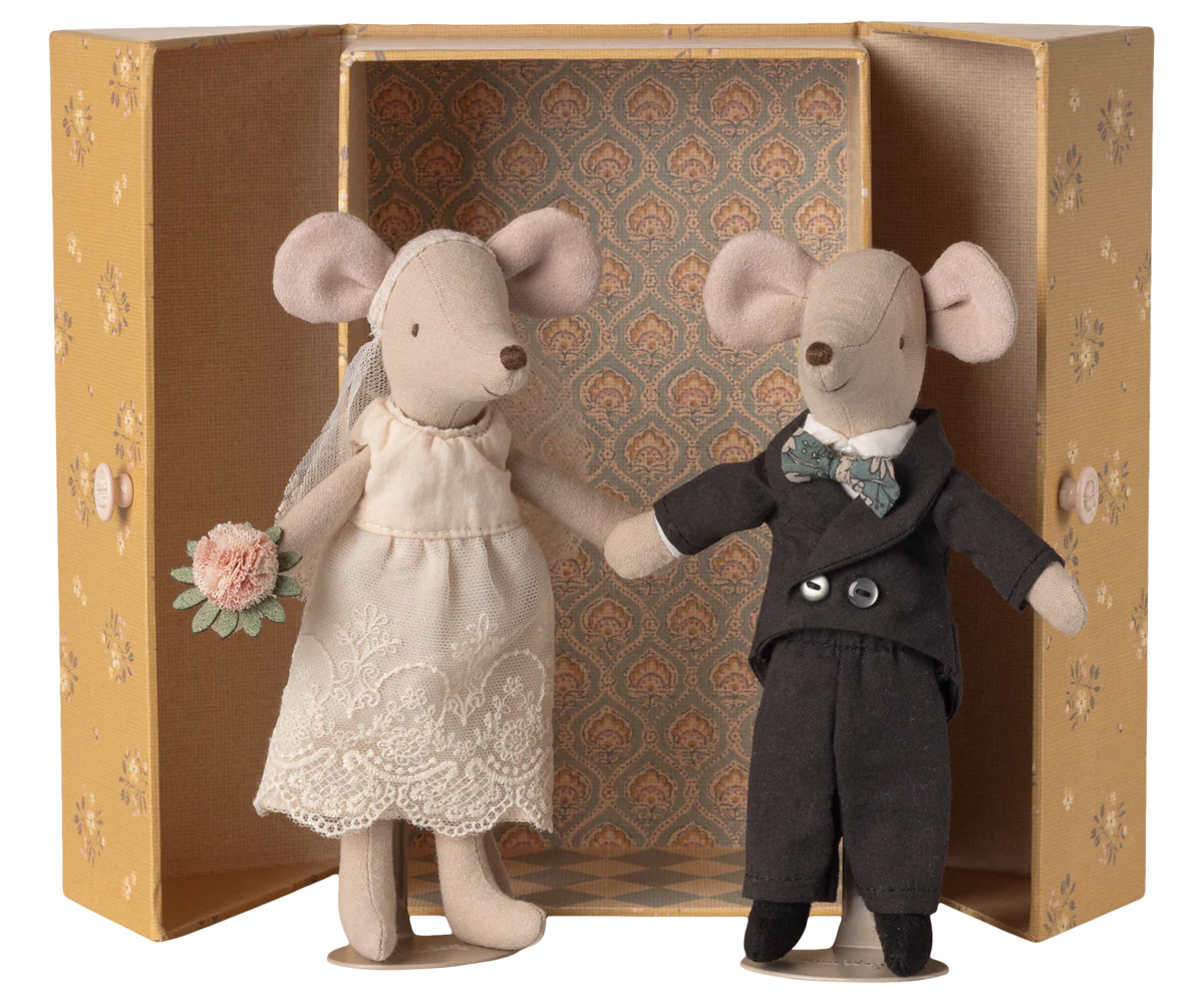 Wedding mice couple in box, Mum  and Dad