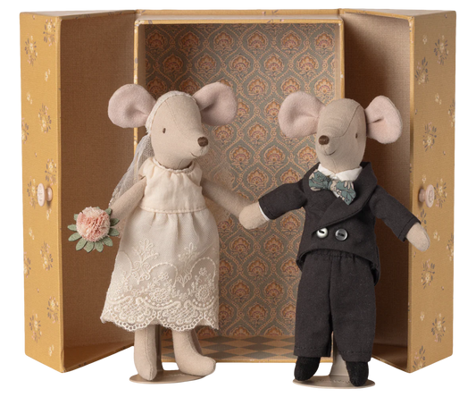 Wedding mice couple in box, Mum  and Dad