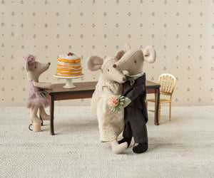Wedding mice couple in box, Mum  and Dad