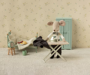 Iron and ironing board, Mouse