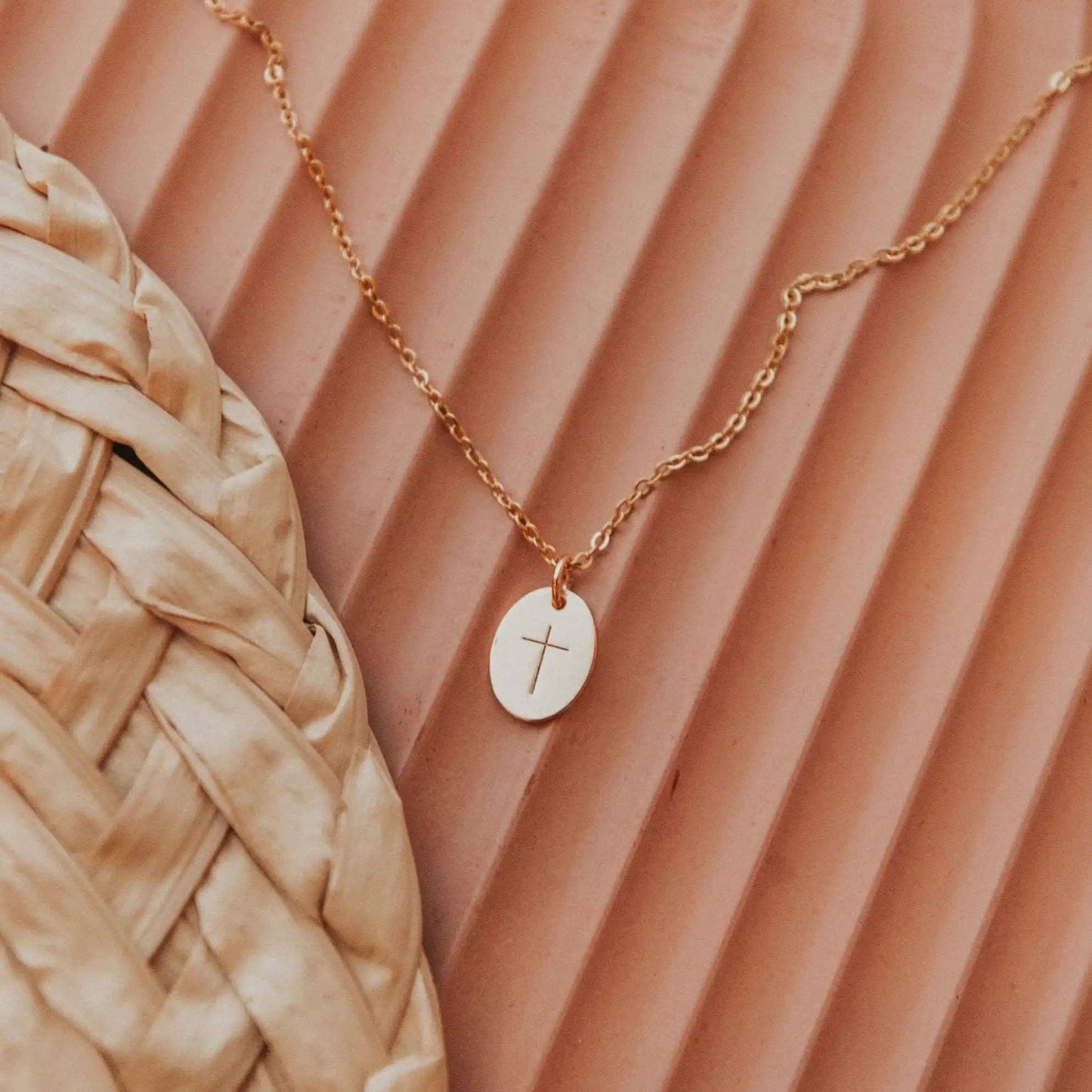 Cross Pendant Necklace: Silver / 19"