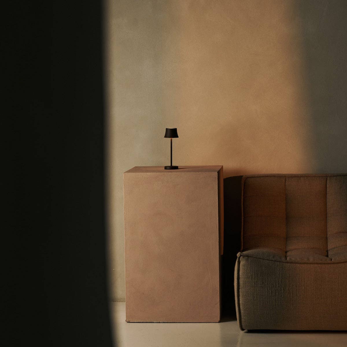 De Pijp Mini Mocha Brown Rechargeable Table Lamp – Wireless Charging, Dimmable Lamp & 3 Light Colors