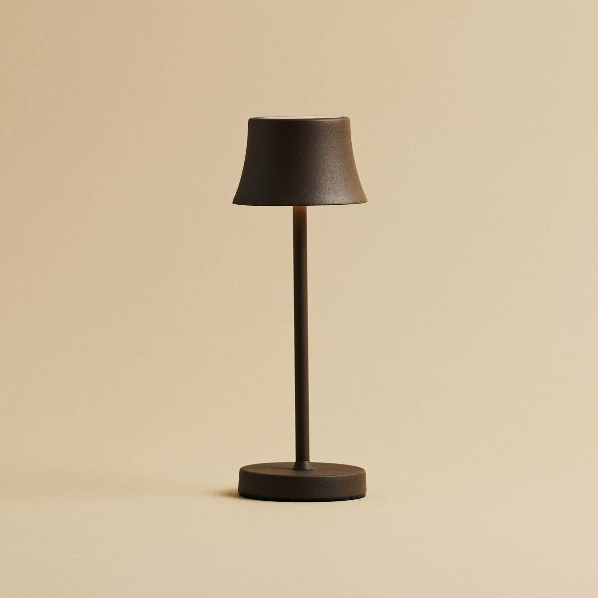 De Pijp Mini Mocha Brown Rechargeable Table Lamp – Wireless Charging, Dimmable Lamp & 3 Light Colors