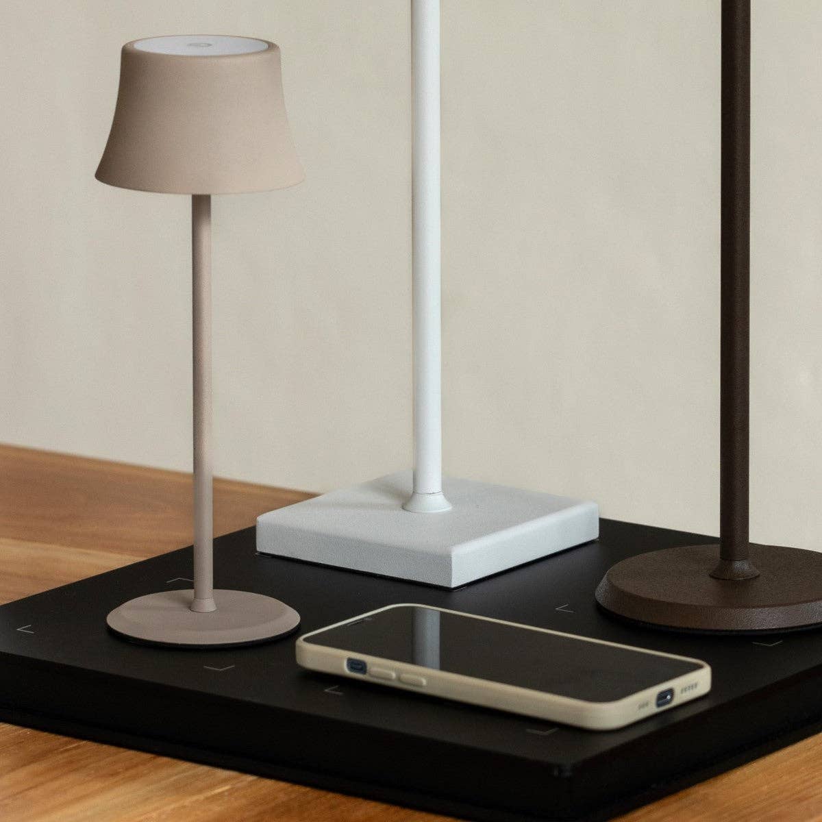 De Pijp Mini Mocha Brown Rechargeable Table Lamp – Wireless Charging, Dimmable Lamp & 3 Light Colors